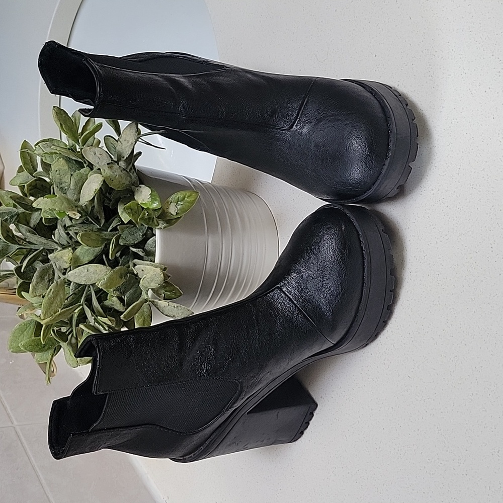 Black ankle boots with thick heels. Size 5.5 by Dividcd